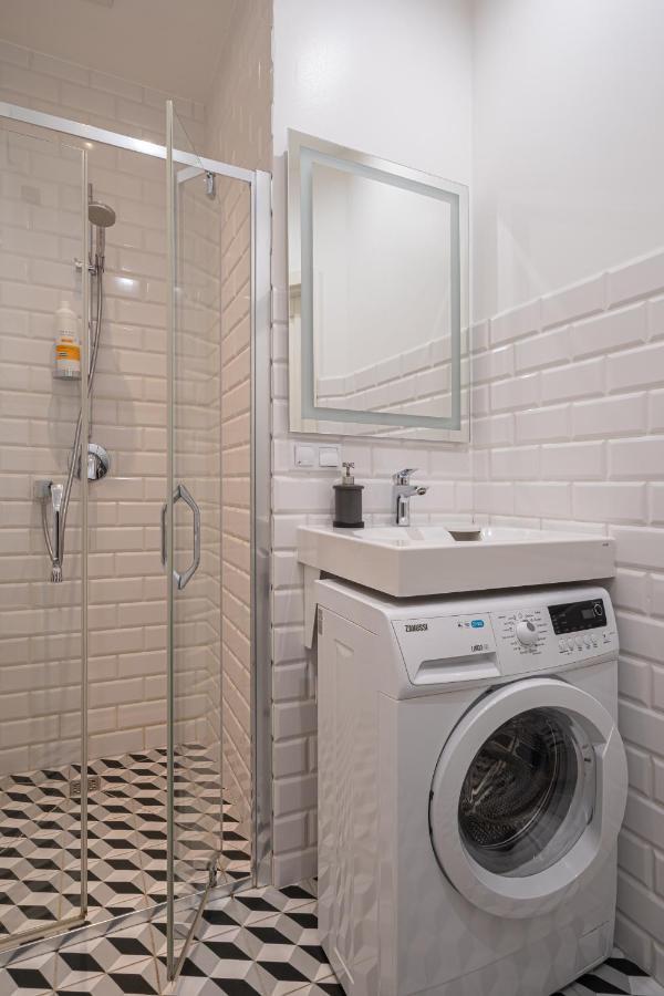 Stylish Studio Close To City Center, Cafes & Parks & Local Dining Riga Luaran gambar