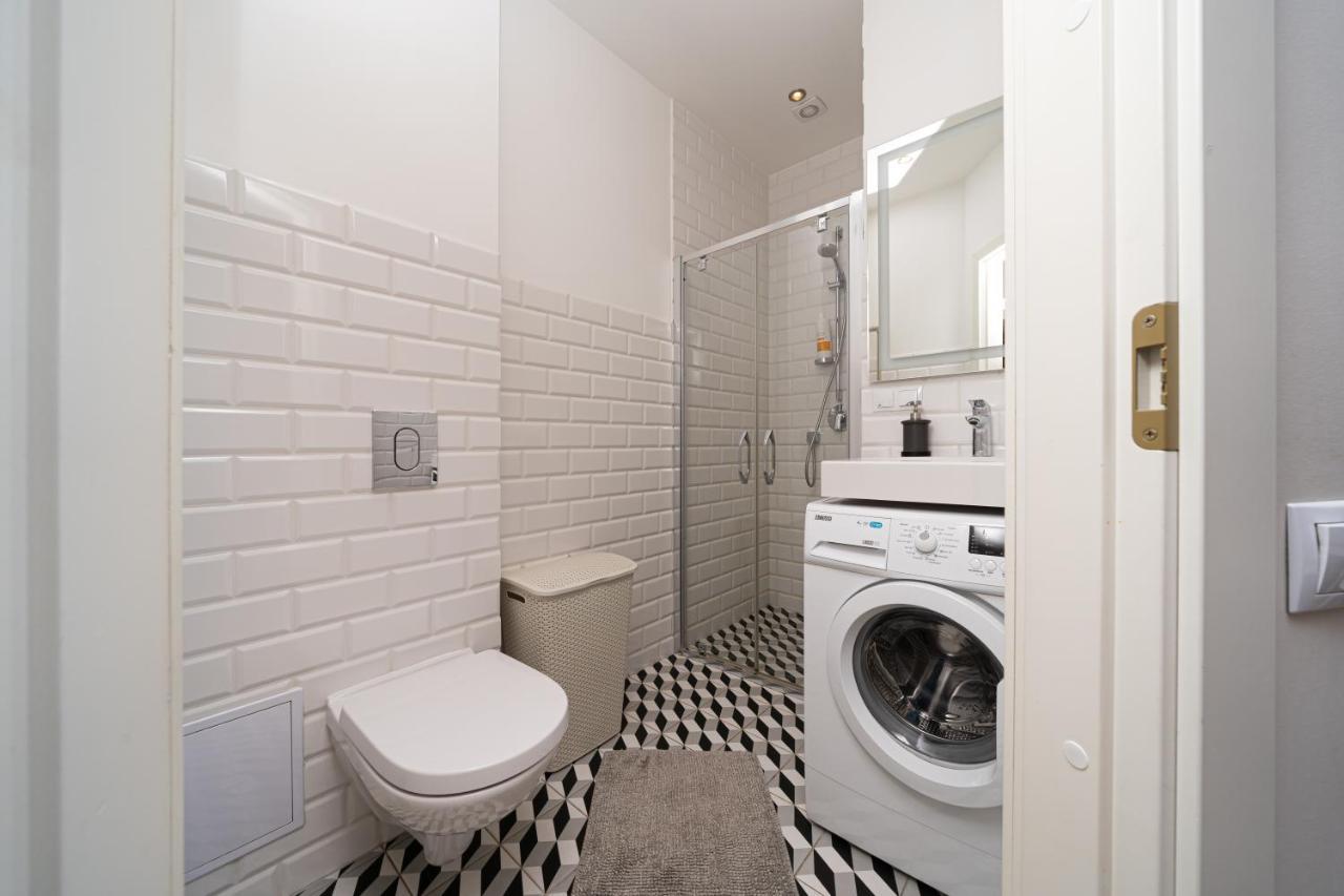 Stylish Studio Close To City Center, Cafes & Parks & Local Dining Riga Luaran gambar